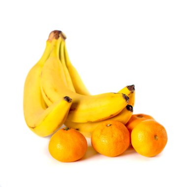 Beyaz arka planda izole edilmiş muz ve mandalina.