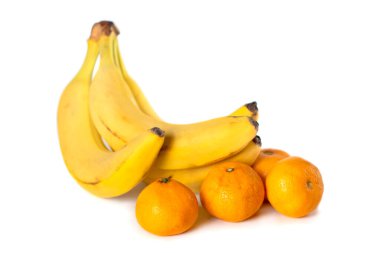 Beyaz arka planda izole edilmiş muz ve mandalina.