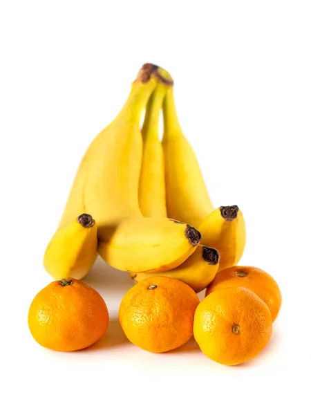 Bananas e tangerinas isoladas sobre fundo branco . — Fotografia de Stock