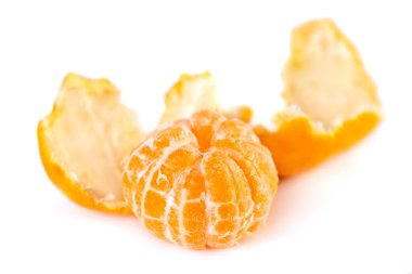 Beyaz arka planda dilimleri olan mandalinayı aç. Çince.