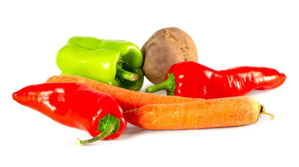 Zanahorias, remolacha, pimientos rojos y verdes dulces aislados sobre fondo blanco . — Foto de Stock