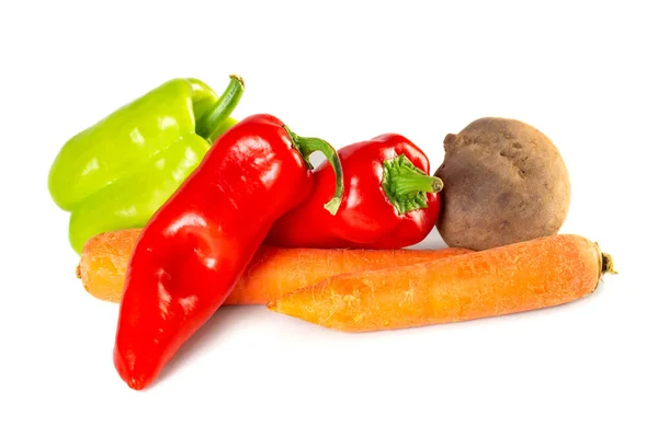 Zanahorias, remolacha, pimientos rojos y verdes dulces aislados sobre fondo blanco . —  Fotos de Stock