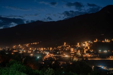 Güzel ışıklı Svan Kuleleri ile Mestia'da gece manzarası 
