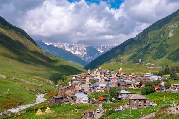 Vista del pueblo de Ushguli al pie del monte. Shkhara. Imágenes — Foto de Stock