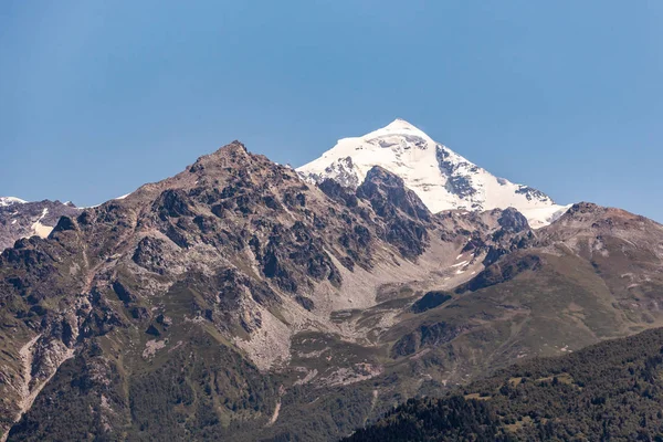 Mont Tetnuldi s'élève au-dessus de la Grande chaîne caucasienne dans la uppe — Photo