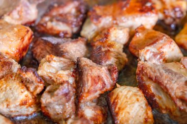 Evde tavada domuz eti kızartıyorum.