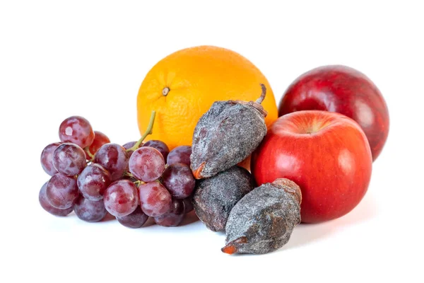 Uva, maçã, laranja e cáqui seco isolados sobre fundo branco . — Fotografia de Stock