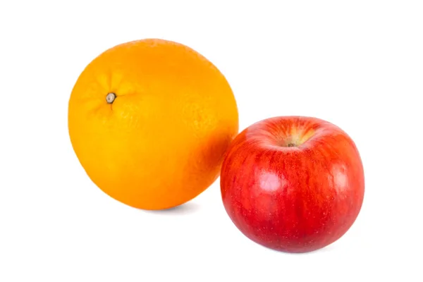 Один апельсин фрукты и красное яблоко изолированы на белом фоне . — стоковое фото