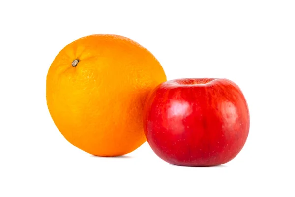 Einzelne orangefarbene Früchte und rote Äpfel isoliert auf weißem Hintergrund. — Stockfoto