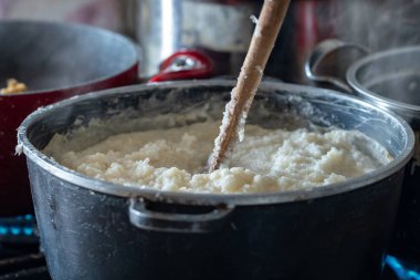 Ghomi, Samegrelo bölgesinden beyaz kaba mısır unundan yapılmış popüler yemek.