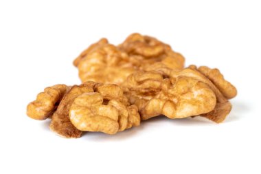 Ceviz çekirdeği beyaz arka planda izole edilmiş. Yiyecek..