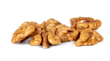 Ceviz çekirdeği beyaz arka planda izole edilmiş. Yiyecek..