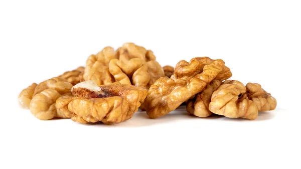 Ceviz çekirdeği beyaz arka planda izole edilmiş. Yiyecek..