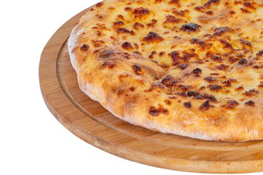 Beyaz arka planda ahşap bir tabakta geleneksel Gürcistan yemeği khachapuri.