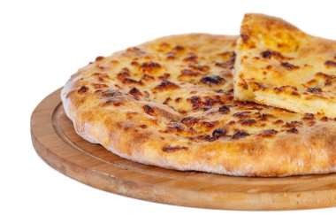 Beyaz arka planda ahşap bir tabakta geleneksel Gürcistan yemeği khachapuri.