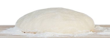 Beyaz arka planda masanın üzerinde çiğ hamur var..