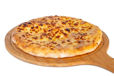 Beyaz arka planda ahşap bir tabakta geleneksel Gürcistan yemeği khachapuri.