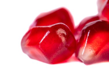 Beyaz arka planda izole edilmiş taze nar tohumları. Kapat..