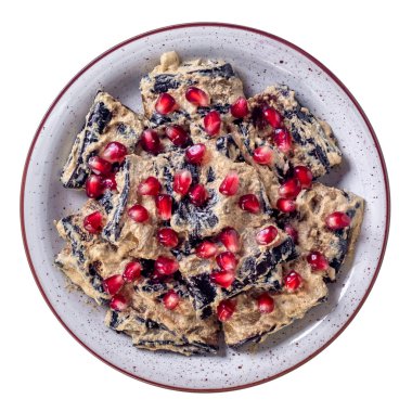 Geleneksel Gürcü patlıcan tabağında ceviz ve sebze var..