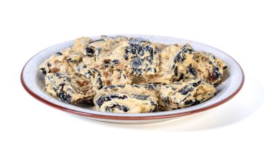 Geleneksel Gürcü patlıcan tabağında ceviz ve sebze var..