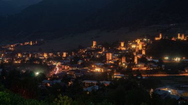 Işıklı Svan Kuleleriyle Mestia 'ya gece görüşü. Svaneti, Georgia.