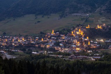 Güzel Svan Kuleleriyle Mestia 'nın gece görüşü. Svaneti, Georgia.