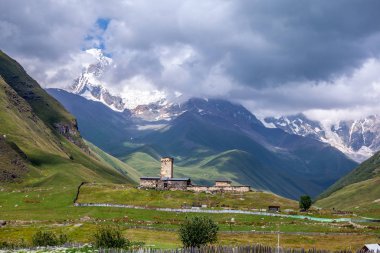Ushguli Dağı eteğindeki Ushguli köyünün manzarası. Shkhara. Lamaria Manastırı