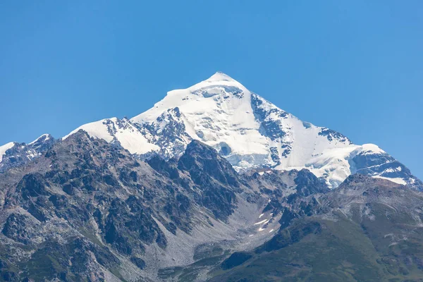 Le mont Tetnuldi s'élève au-dessus de la Grande chaîne caucasienne dans le haut Svaneti — Photo