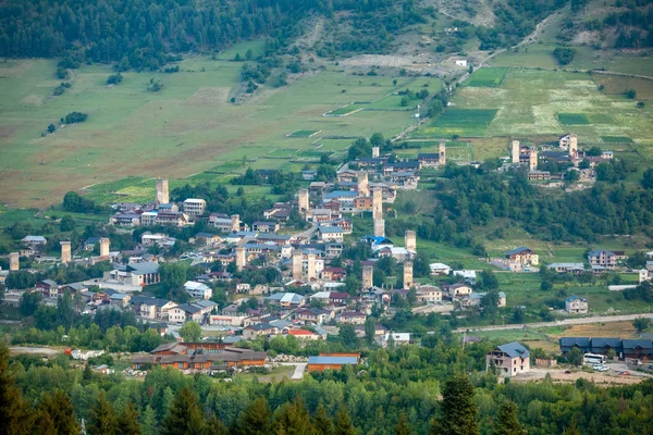 En verklig utsikt över vackra gamla byn Mestia med sina Svan Towers. Georgien. — Stockfoto
