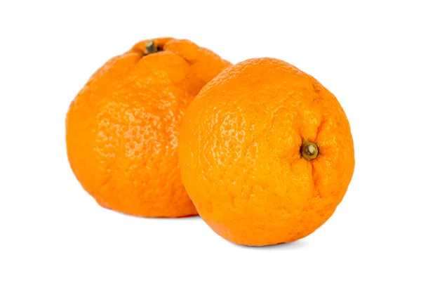 Tangerinas ou tangerinas sobre fundo branco, fruta crua — Fotografia de Stock