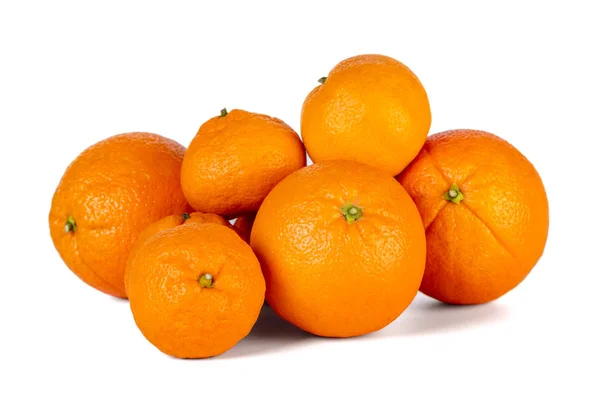 Owoce pomarańczy i mandarynki lub mandarynki izolowane na białym tle. — Zdjęcie stockowe