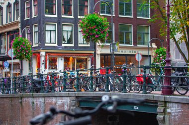 Eindhoven, Hollanda - 16.10.2019: Köprü üzerinde bisikletleri olan Amsterdam kanalı.