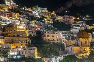 Positano 'nun renkli evleri gece Amalfi kıyısı boyunca, İtalya. Gece manzarası.