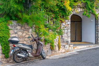 Amalfi 'deki özel evlerin duvarında. İtalya.