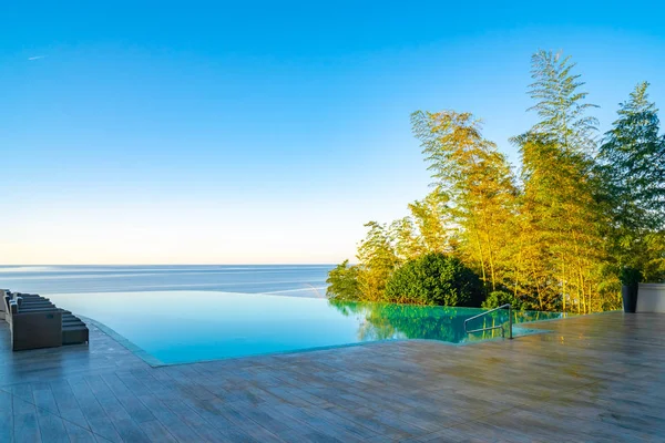 Infinity Edge Swimming Pool Water, Beautiful Black Sea View. — Stock Photo, Image