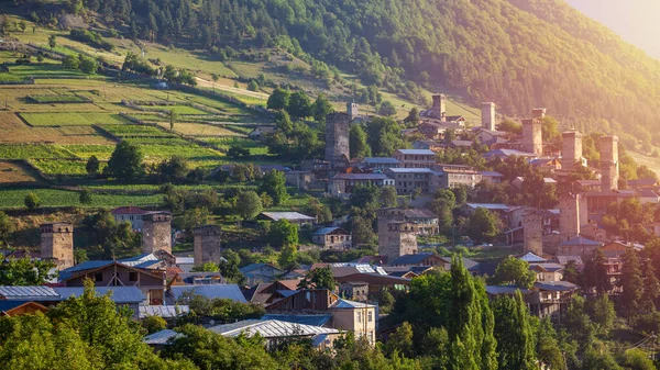 Una vista real del hermoso pueblo antiguo de Mestia con sus torres Svan. Georgia . — Foto de Stock