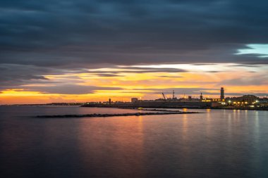 Adriyatik Denizi, Bari sahilinde güzel bir gün batımı.