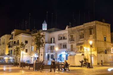 Bari, İtalya 'daki tarihi binaların ve sokakların gece manzarası