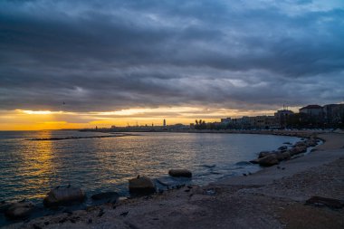 Adriyatik Denizi, Bari sahilinde güzel bir gün batımı.
