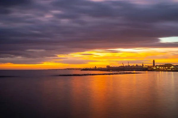 Hermosa puesta de sol en la costa de Bari, Mar Adriático . — Foto de Stock