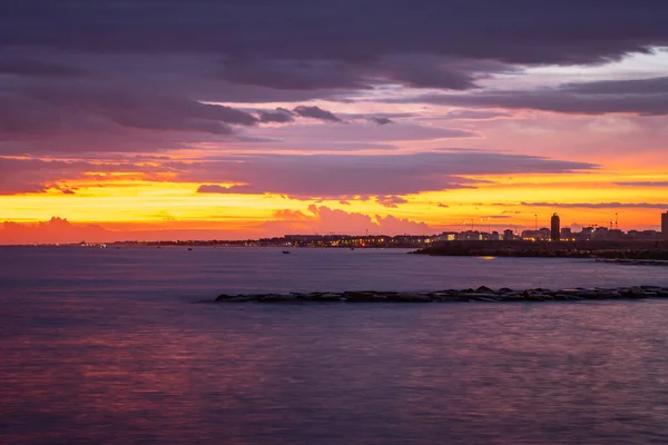 Όμορφο ηλιοβασίλεμα στην ακτή του Μπάρι, Αδριατική Θάλασσα. — Φωτογραφία Αρχείου