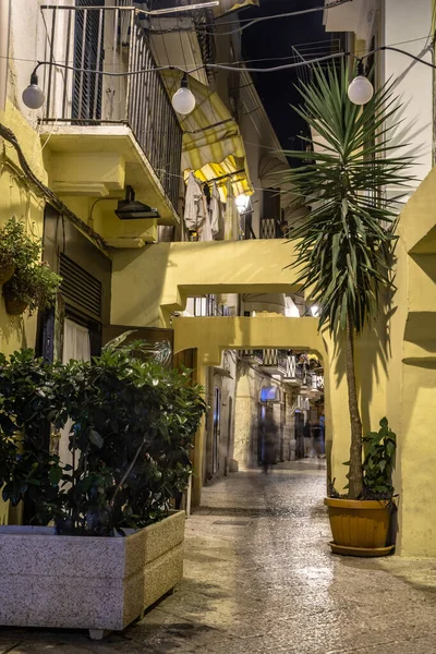 Éjszakai kilátás történelmi épületek és utcák Bari, Olaszország — Stock Fotó