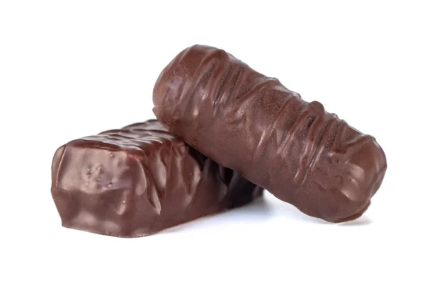 Целый темно-коричневый вкусный шоколад на белом фоне . — стоковое фото