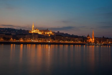 Geceleri Tuna Nehri üzerindeki Szechenyi Zincir Köprüsü. Budapeşte, Macaristan.