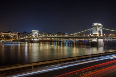 Geceleri Tuna Nehri üzerindeki Szechenyi Zincir Köprüsü. Budapeşte, Macaristan.