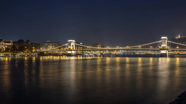 Budapest, Magyarország - 2018.11.10.: A Széchenyi Lánchíd éjszakai kilátása — Stock Fotó