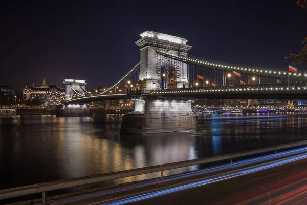 Szechenyi Kettingbrug aan de Donau 's nachts. Budapest, Hongarije. — Stockfoto