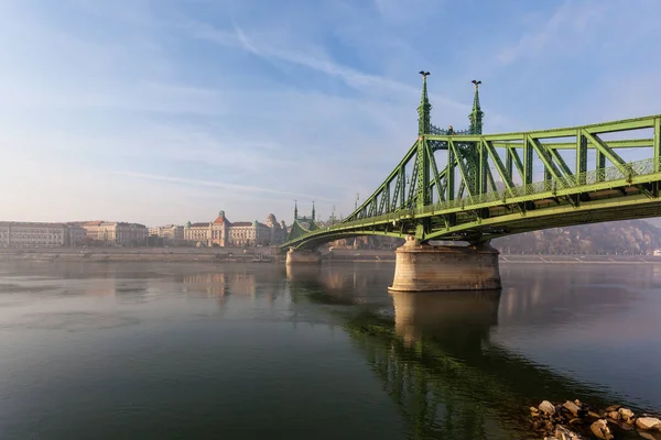El Puente de la Libertad en Budapest, en Hungría, conecta Buda y Pest ciudades a través del río Danubio. puente más corto de la ciudad de Budapest . —  Fotos de Stock