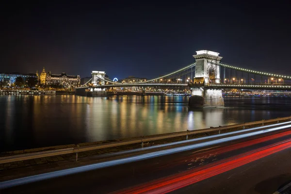 Ponte a catena Szechenyi sul fiume Danubio di notte. Budapest, Ungheria . — Foto Stock