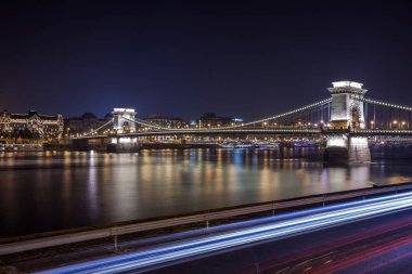 Geceleri Tuna Nehri üzerindeki Szechenyi Zincir Köprüsü. Budapeşte, Macaristan.